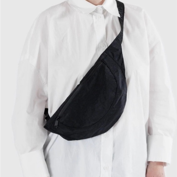 NWT Black Crescent Fanny Pack from BAGGU, Wear Crossbody or Hips, Great Gift! 🖤 - Picture 2 of 5